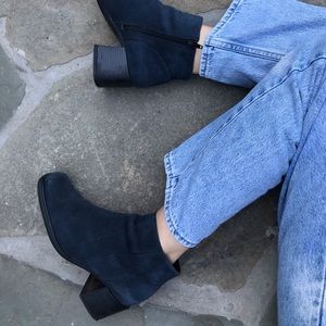 OCT 10 CLOSET CLOSING White Mountain Suede Boots